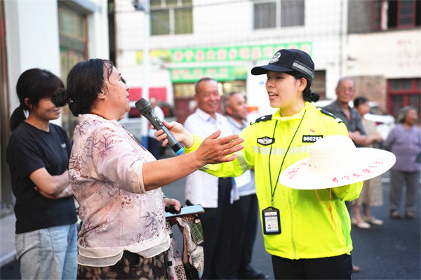 寿宁交警开展交通安全宣传活动